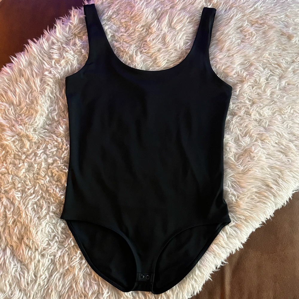 Express Body Contour High Compression Scoop Neck Bodysuit